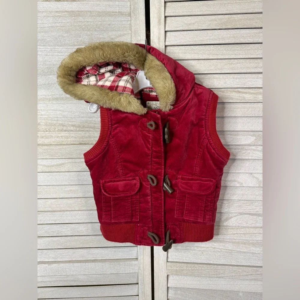 Old Navy Velvet Vest with Faux Fur Collar. Size Small. Great condition. Fall